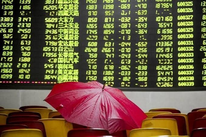شاشات تداول الأسهم في بورصة آسيوية تسجل ارتفاعات ملحوظة باللون الأخضر
