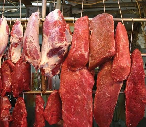 قطع لحوم طازجة تخضع للفحص للتأكد من سلامتها وخلوها من علامات التلف