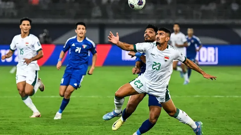 التحام كروي قوي في مباراة الكويت والعراق ضمن كلاسيكو الخليج