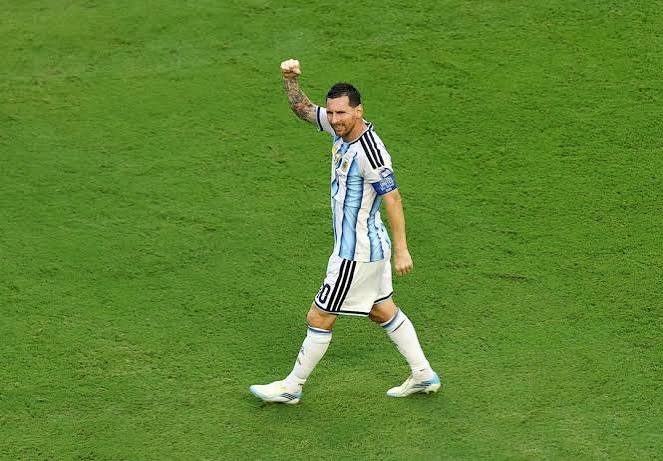 ليونيل ميسي متأثراً بقميص منتخب الأرجنتين بعد نهاية إحدى المباريات الدولية