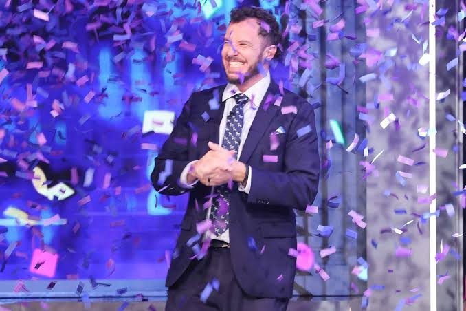 المتسابق ريك ديفينز مع نجوم برنامج Big Brother في المنافسات النهائية