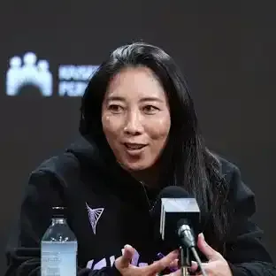 المدربة ناتالي ناكاسي توجه فريقها بانفعال وتركيز خلال مواجهة تصفيات الـ WNBA