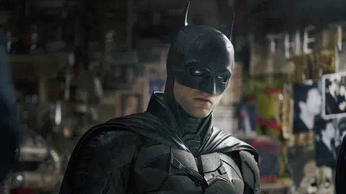 روبرت باتينسون في لقطة رسمية من كواليس فيلم The Batman