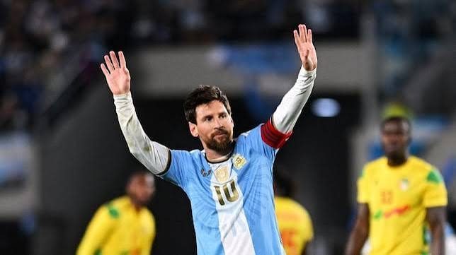 ليونيل ميسي يلوح للجماهير والدموع في عينيه في ليلة وداعه الدولي أمام منتخب بنين.