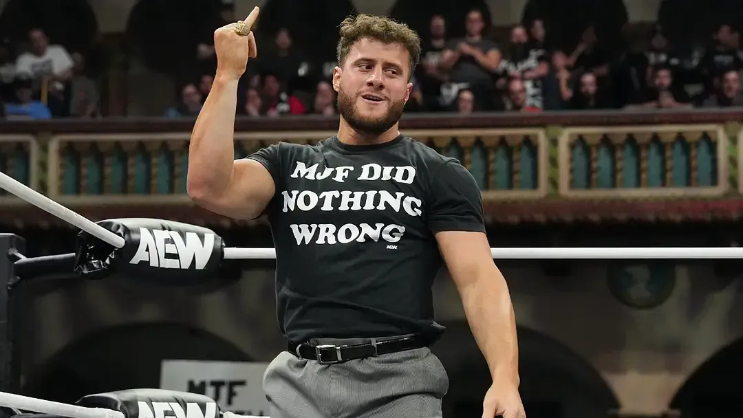 النجم الأمريكي MJF داخل حلبة المصارعة بعد إعلانه الحرب على اتحاد NJPW الياباني.