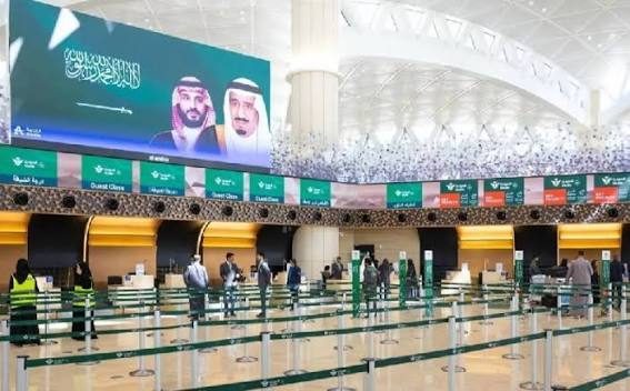 طائرات الركاب على مدرج مطار الرياض الدولي