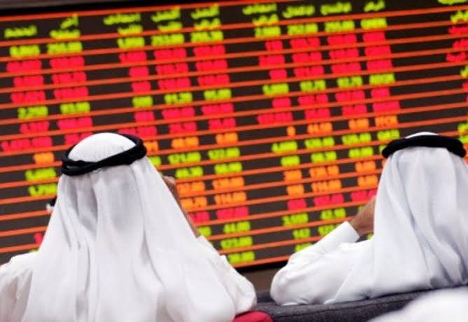 مستثمر يتابع مؤشرات وهبوط الأسهم على شاشات التحليل المالي