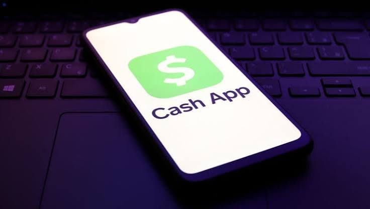 تطبيق Cash App على شاشة هاتف محمول مع لوحة مفاتيح حاسوب