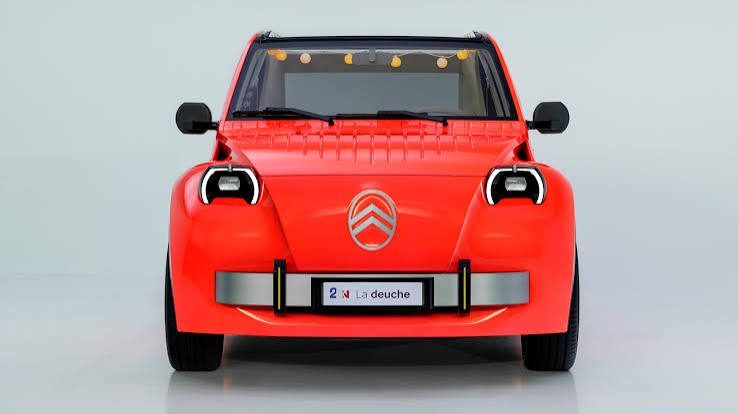 سيارة سيتروين 2CV الكهربائية الجديدة باللون البرتقالي