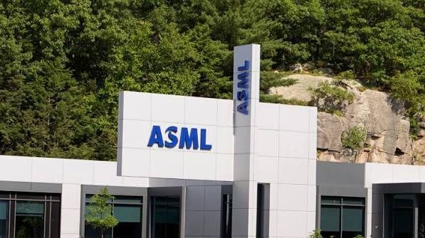 سهم ASML وآلات الطباعة الضوئية المتقدمة لإنتاج رقائق الذكاء الاصطناعي