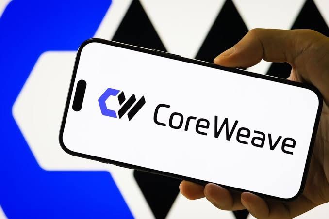 شعار شركة CoreWeave للحوسبة السحابية على شاشة هاتف ذكي