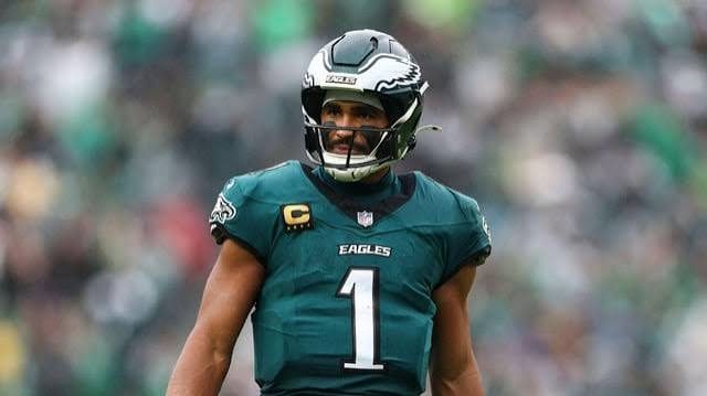 جالين هيرتس كوارترباك فيلادلفيا إيغلز بالزي الرسمي في دوري NFL