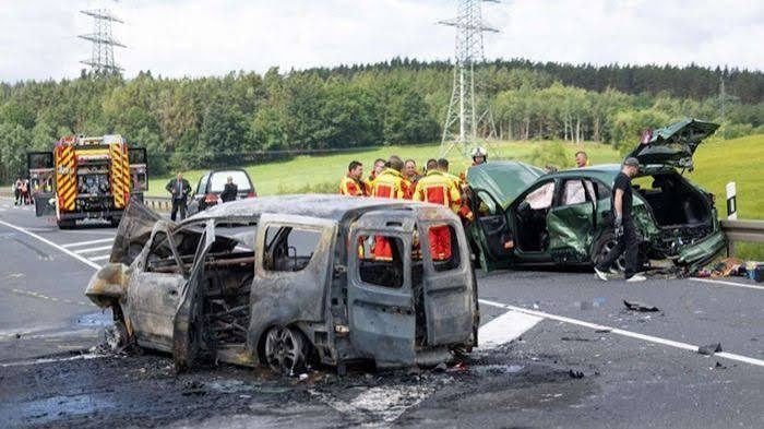 حادث سير مروع واحتراق مركبة على طريق B90 بسبب السرعة الزائدة في ألمانيا