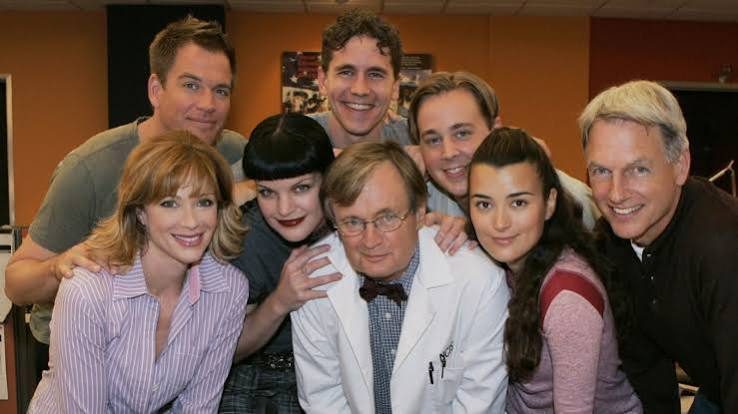 طاقم عمل وأبطال مسلسل NCIS برفقة زيفا وتوني وغيبس