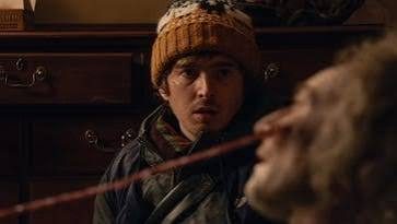 مشهد سينمائي تشويقي مستوحى من فيلم ريزدنت إيفل الجديد وسط أجواء الرعب والدمار.