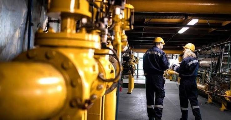 مهندسون يتفقدون صمامات أنابيب النفط لدى منشآت شركة شيفرون