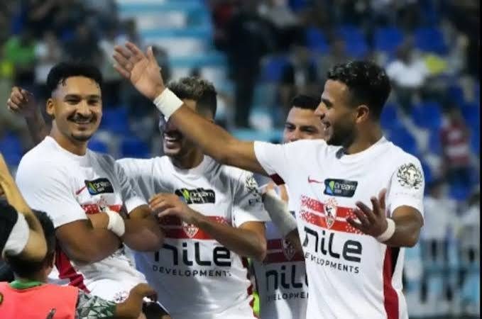 لاعبو الزمالك يحتفلون في استاد القاهرة بعد التأهل.