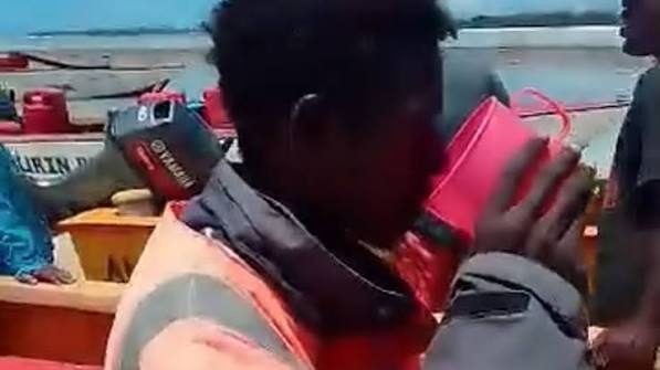 نجاة صياد في المحيط الهادئ يشرب الماء بعد إنقاذه قبالة كيريباتي